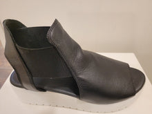 Load image into Gallery viewer, Django &amp; Juliette Ozie Sandal
