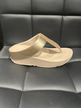 Load image into Gallery viewer, Fit Flop IK5 FINO FEMININE TOE POST Sandal SS25
