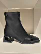 Load image into Gallery viewer, Aqua Flex Violet Waterproof Boot FW26

