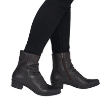 Load image into Gallery viewer, RIEKER Y0773 MID HEEL TOE ACCENT BOOT F1/2 FW26 761 243
