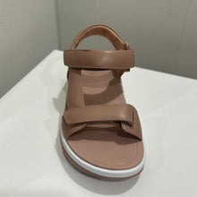 Load image into Gallery viewer, Fit Flop Surff Adjustable Leather Back Strap Sandal FW23
