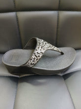 Load image into Gallery viewer, Fit Flop JE3 LULU TOE POST Sandal SS25 F J
