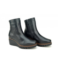 Load image into Gallery viewer, Paula Urban - 10-1140 - Boot
