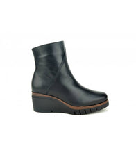 Load image into Gallery viewer, Paula Urban - 10-1140 - Boot
